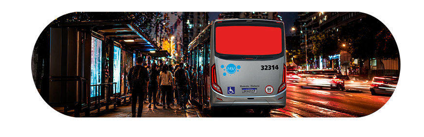 Ônibus Lamarca 3 no centro urbano à noite